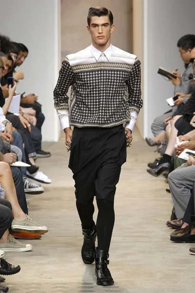 Look 14